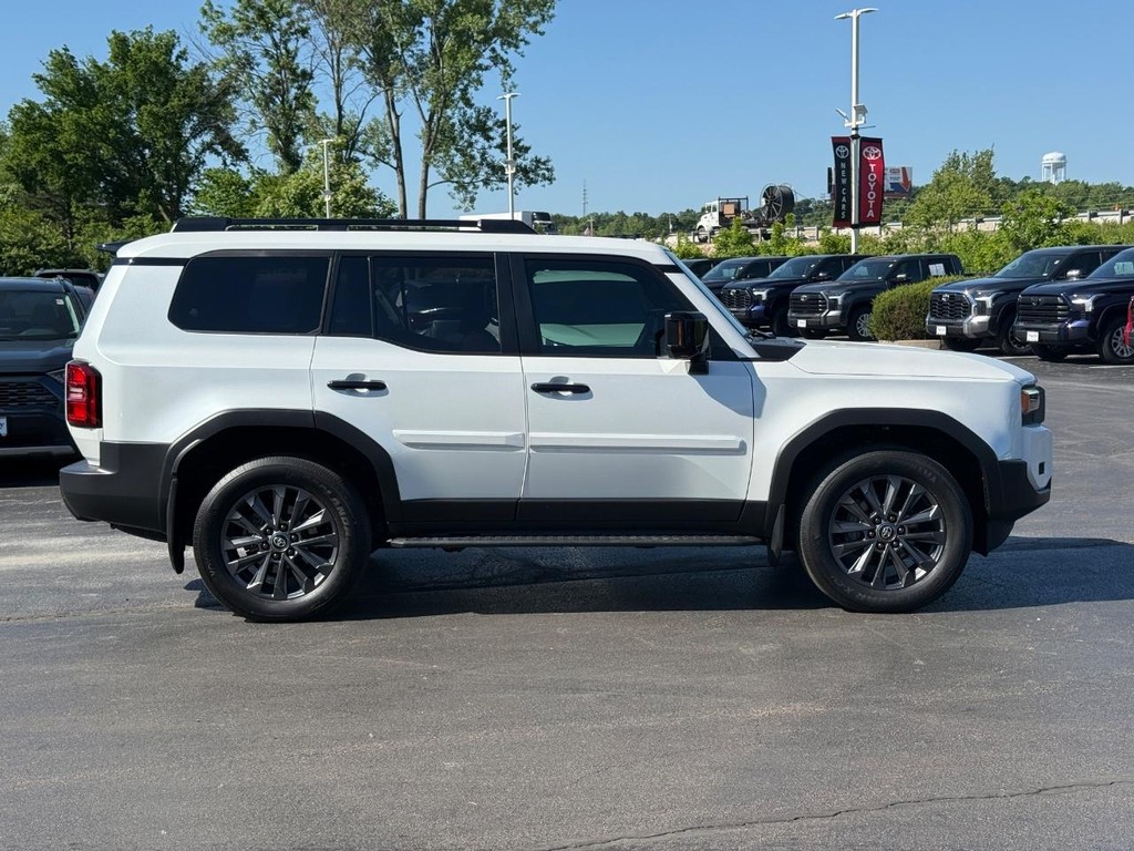 Toyota Land Cruiser Vehicle Image 2