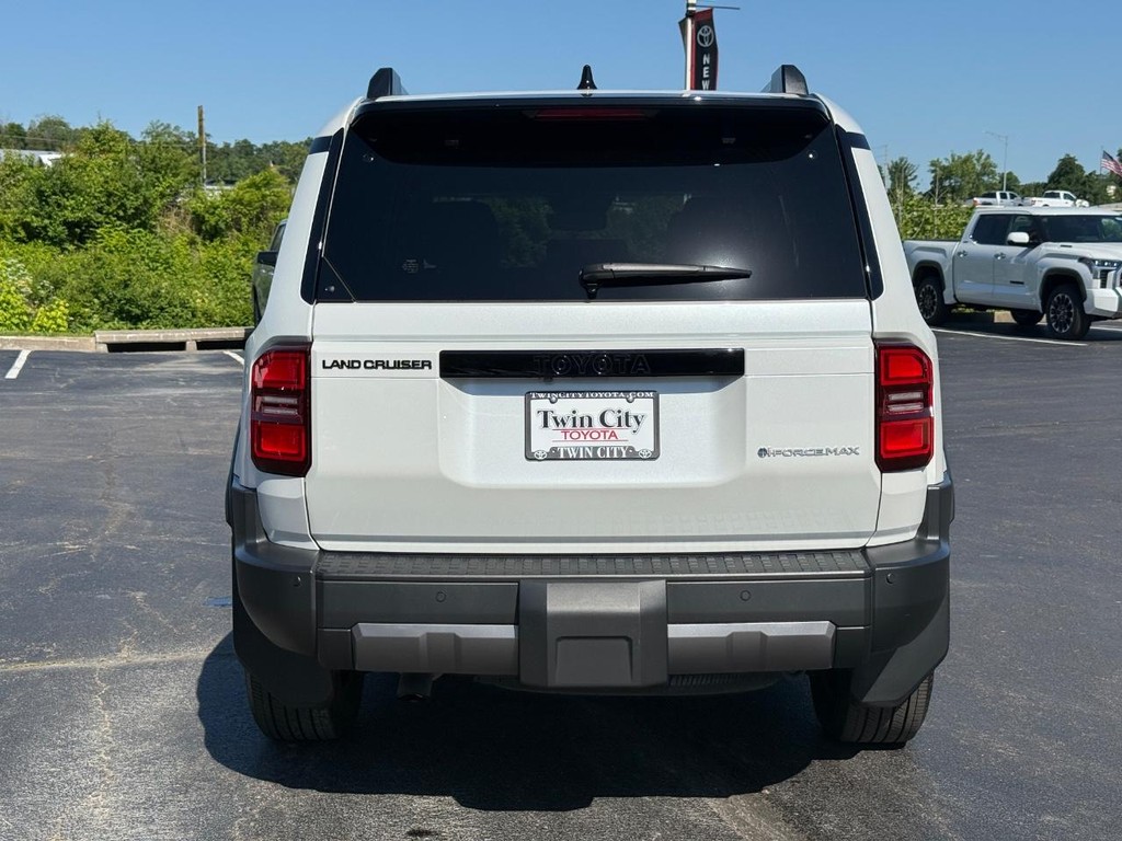 Toyota Land Cruiser Vehicle Image 4