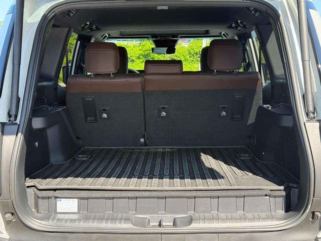 Toyota Land Cruiser Vehicle Image 6