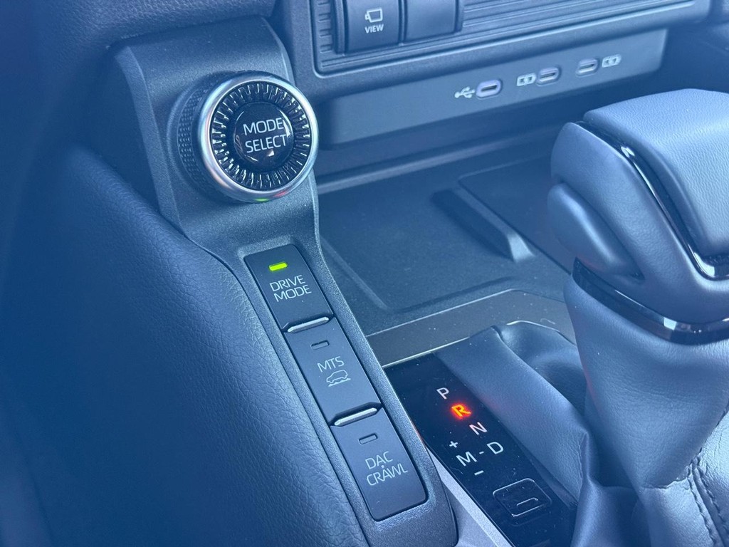 Toyota Land Cruiser Vehicle Image 22