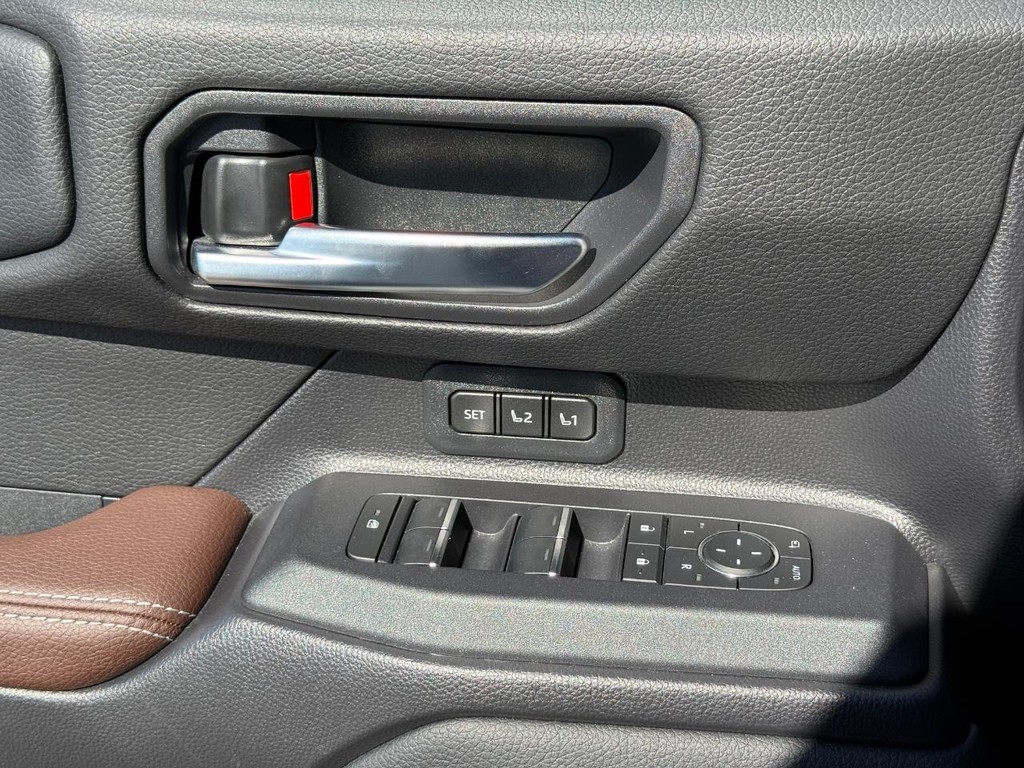 Toyota Land Cruiser Vehicle Image 28