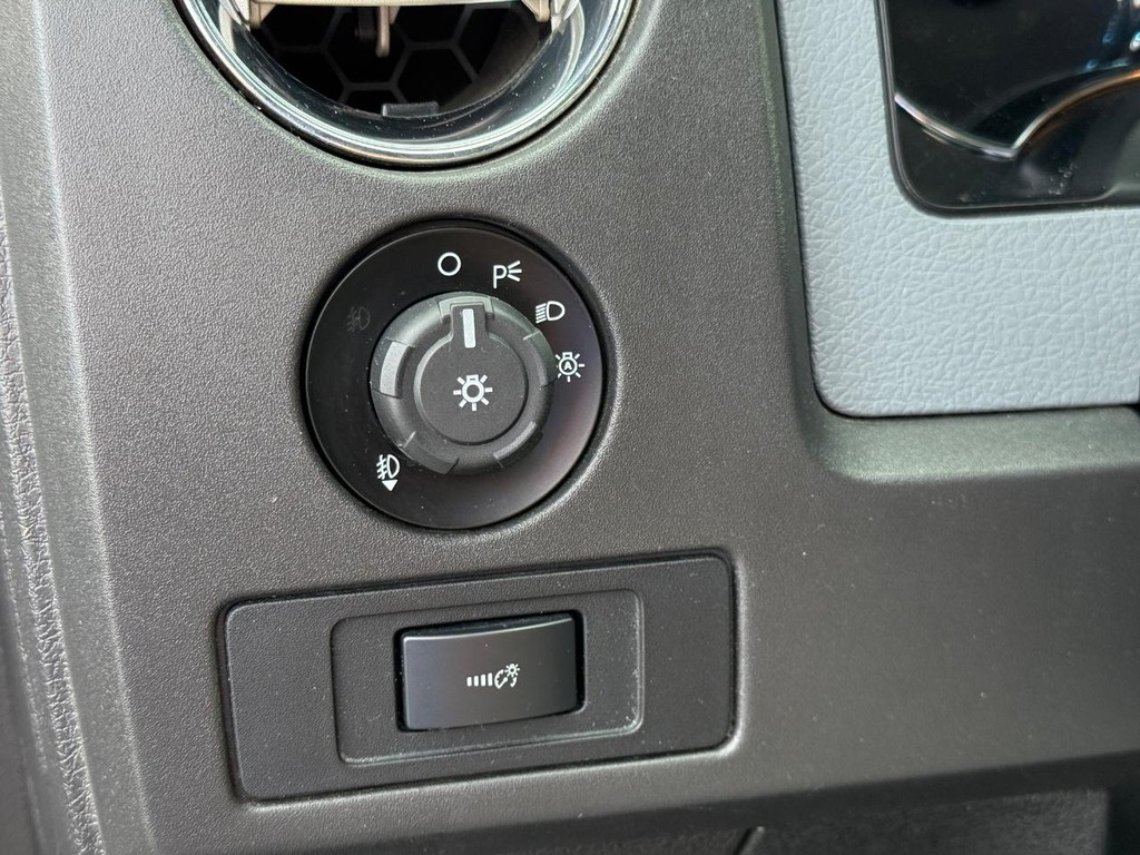 Ford F-150 Vehicle Full-screen Gallery Image 18