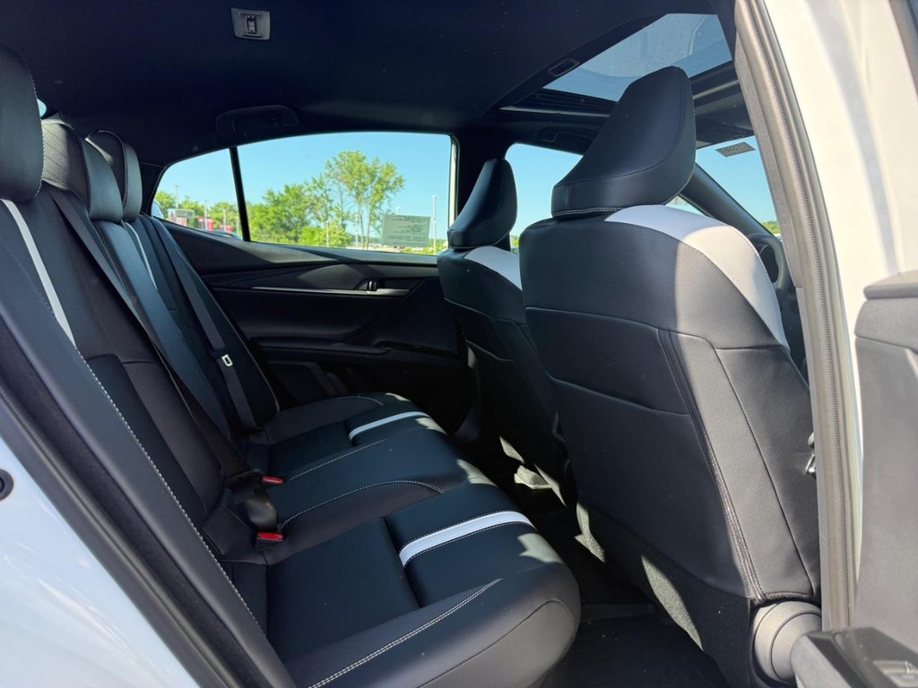 Toyota Camry Vehicle Image 5