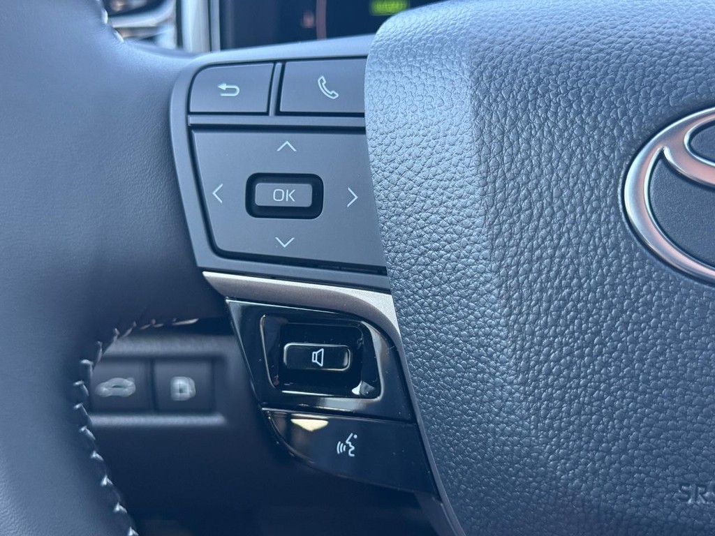 Toyota Camry Vehicle Image 9