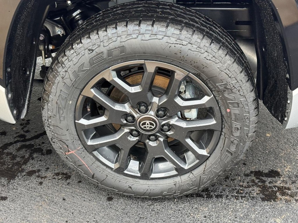 Toyota Tundra 4WD Vehicle Image 7
