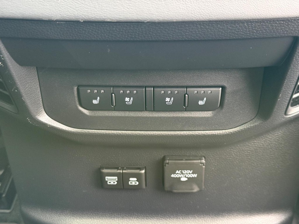 Toyota Tundra 4WD Vehicle Image 12