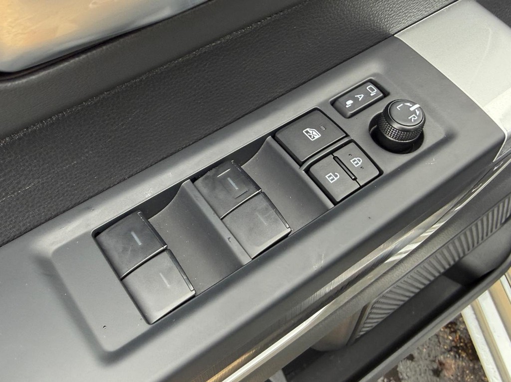 Toyota Tundra 4WD Vehicle Image 17