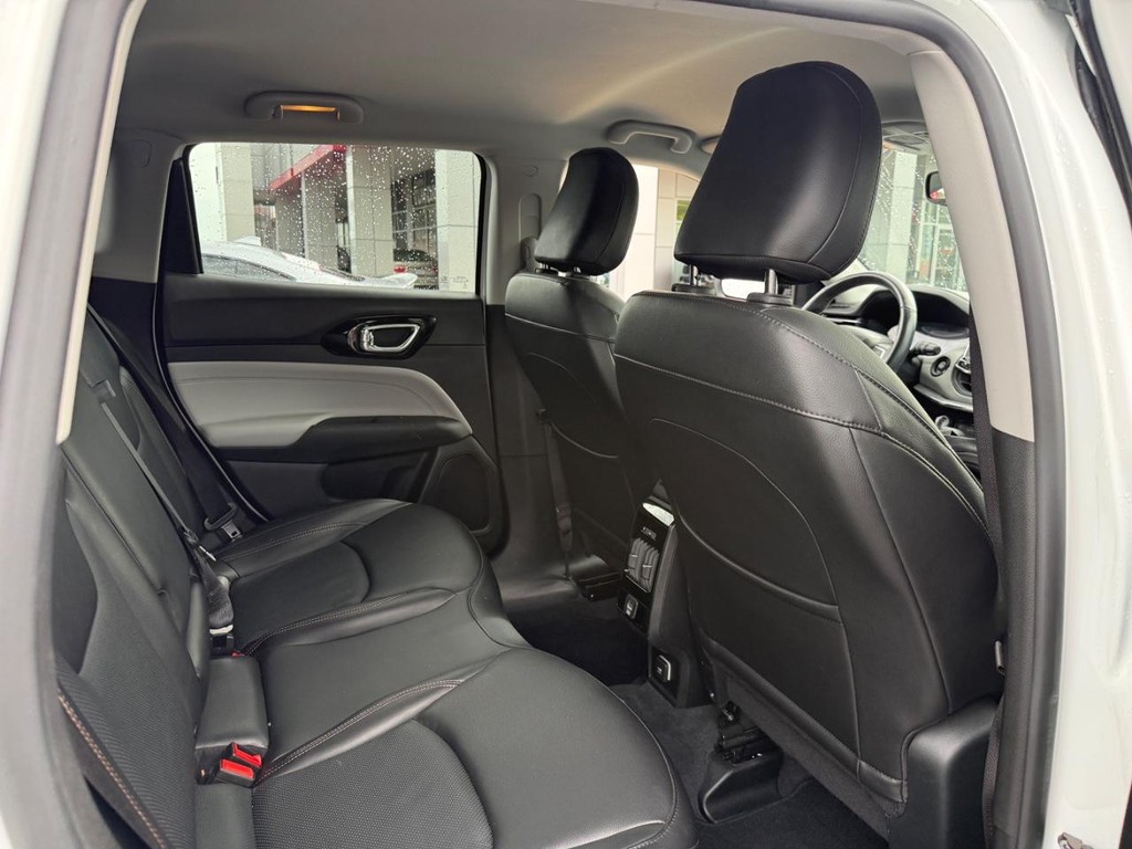 Jeep Compass Vehicle Image 11