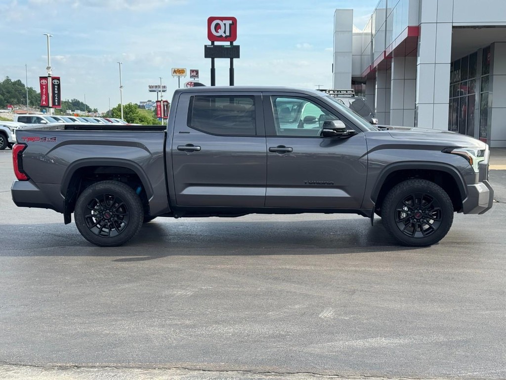 Toyota Tundra 4WD Vehicle Image 3