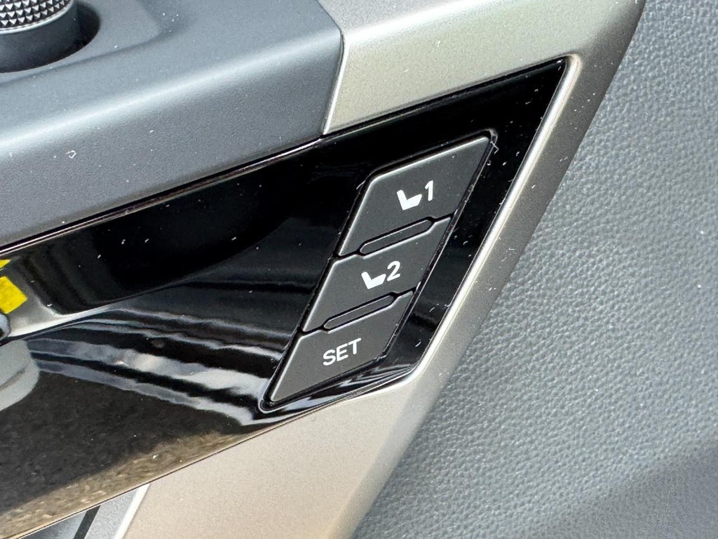 Toyota Tundra 4WD Vehicle Image 18