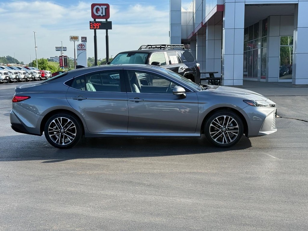 Toyota Camry Vehicle Image 2