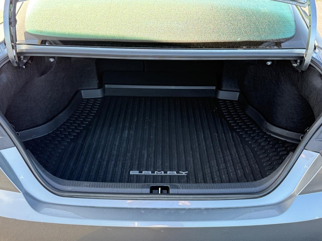 Toyota Camry Vehicle Image 4