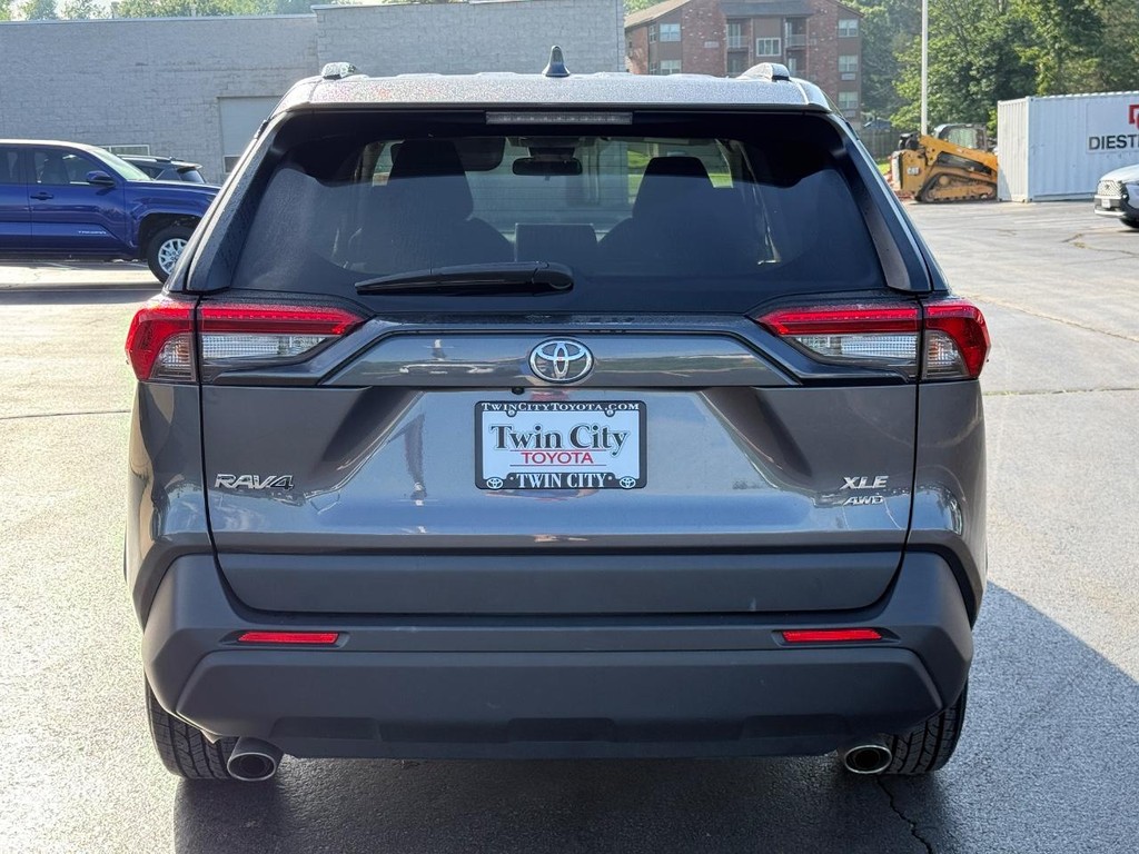 Toyota RAV4 Vehicle Image 5