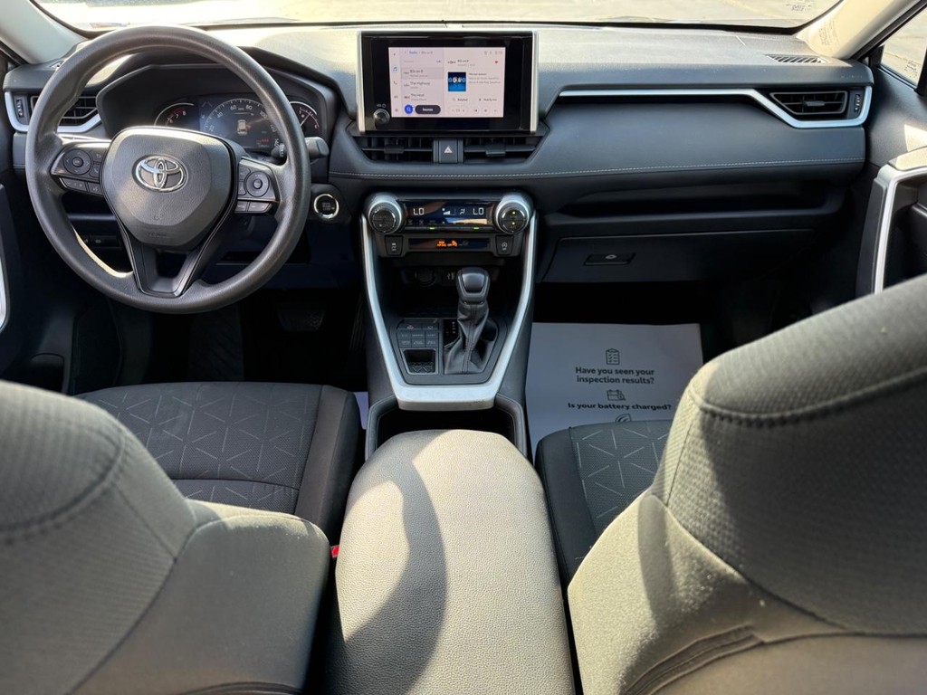 Toyota RAV4 Vehicle Image 12