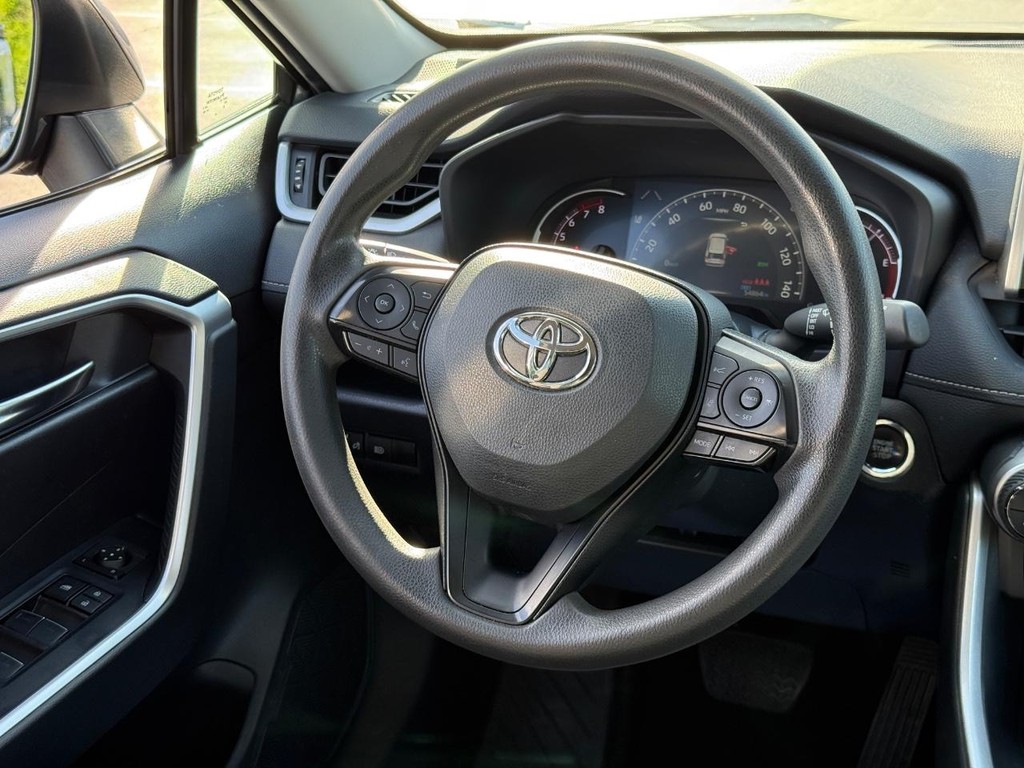 Toyota RAV4 Vehicle Image 13