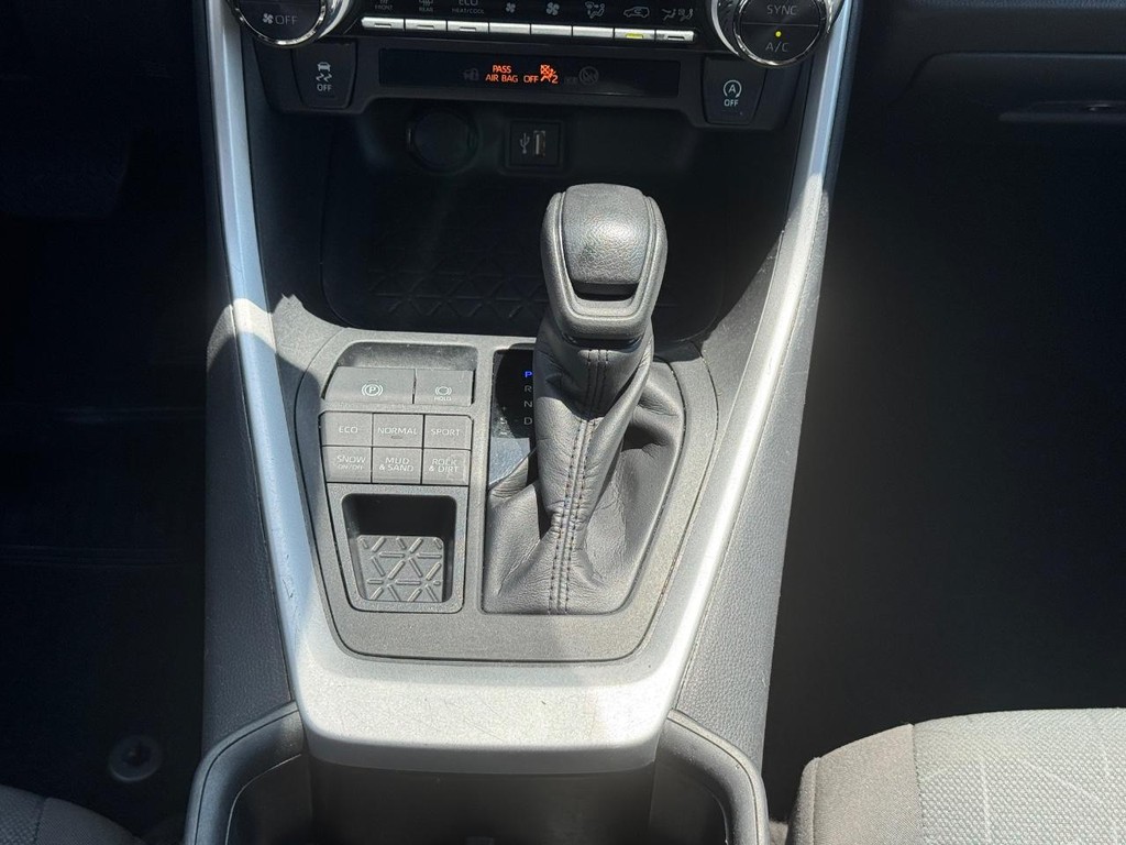 Toyota RAV4 Vehicle Image 15