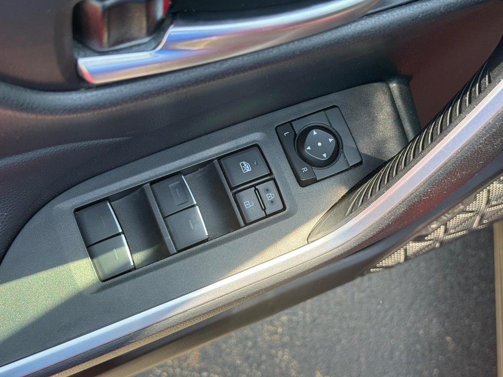 Toyota RAV4 Vehicle Image 16