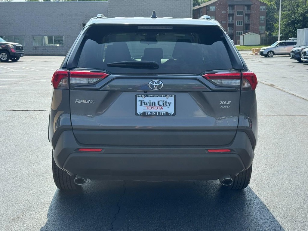 Toyota RAV4 Vehicle Image 6