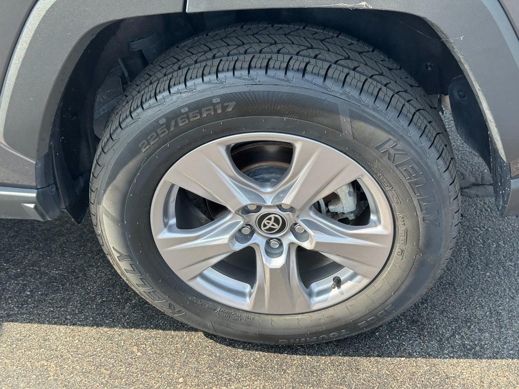 Toyota RAV4 Vehicle Image 8