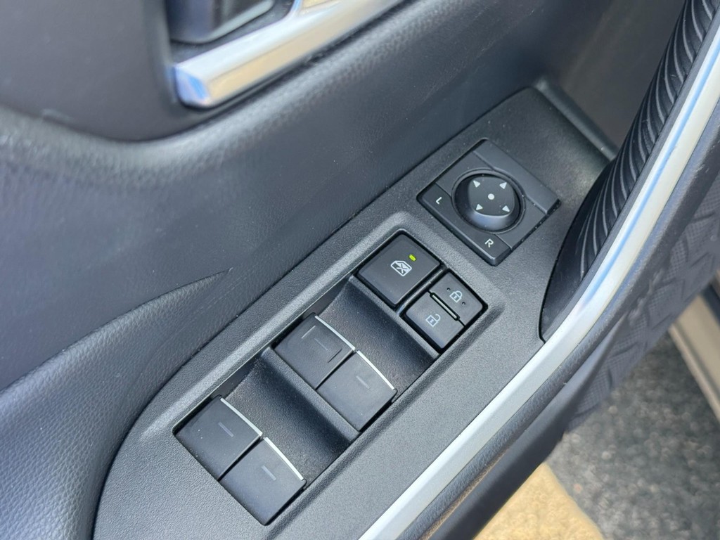 Toyota RAV4 Vehicle Image 16