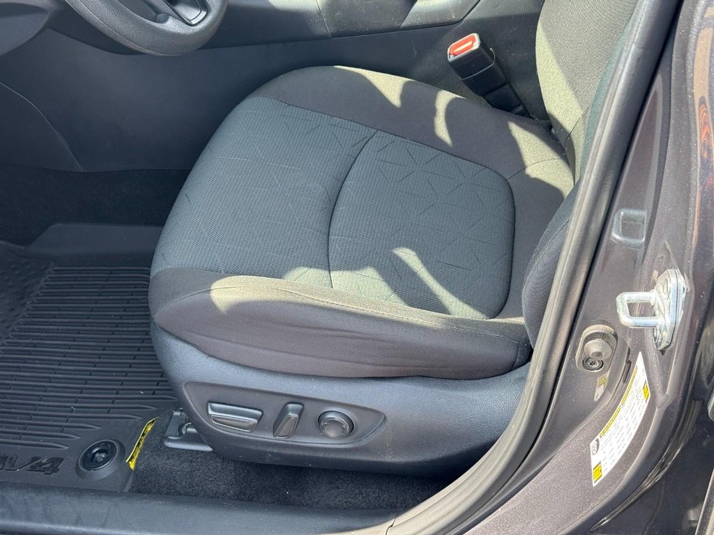 Toyota RAV4 Vehicle Image 17