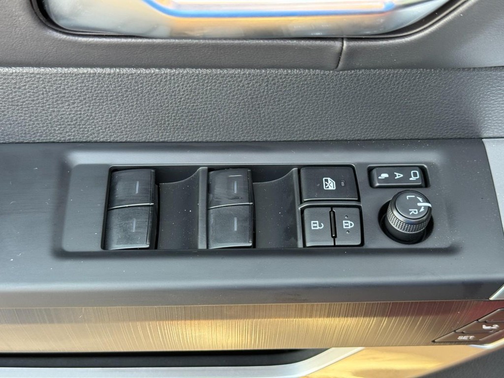 Toyota Tundra 4WD Vehicle Image 18