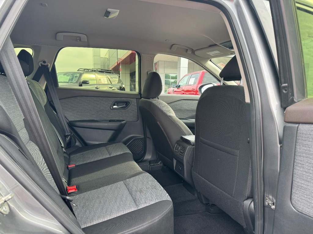 Nissan Rogue Vehicle Image 15