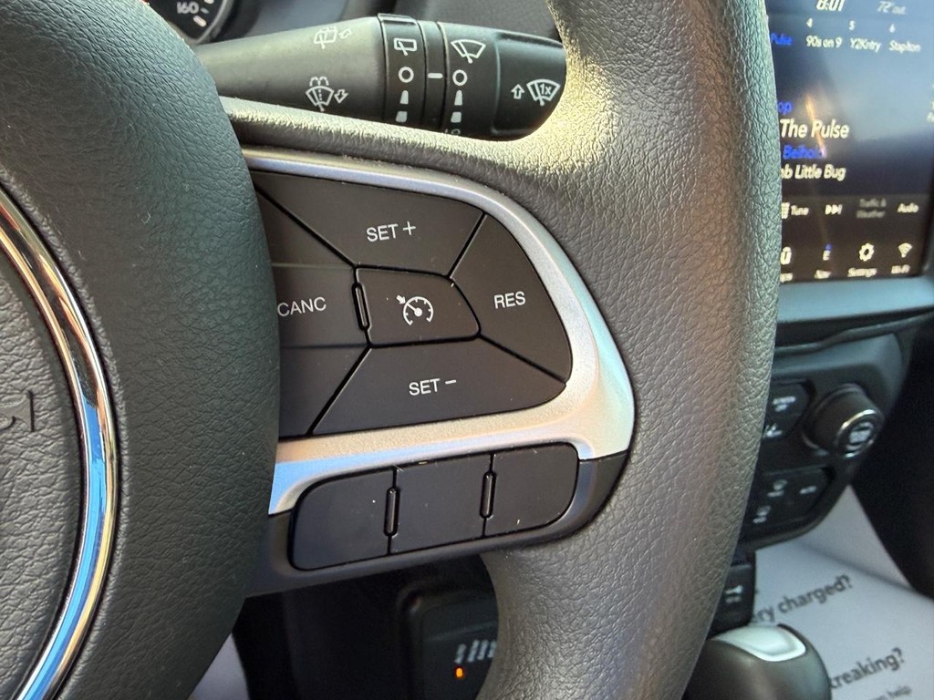 Jeep Renegade Vehicle Image 18