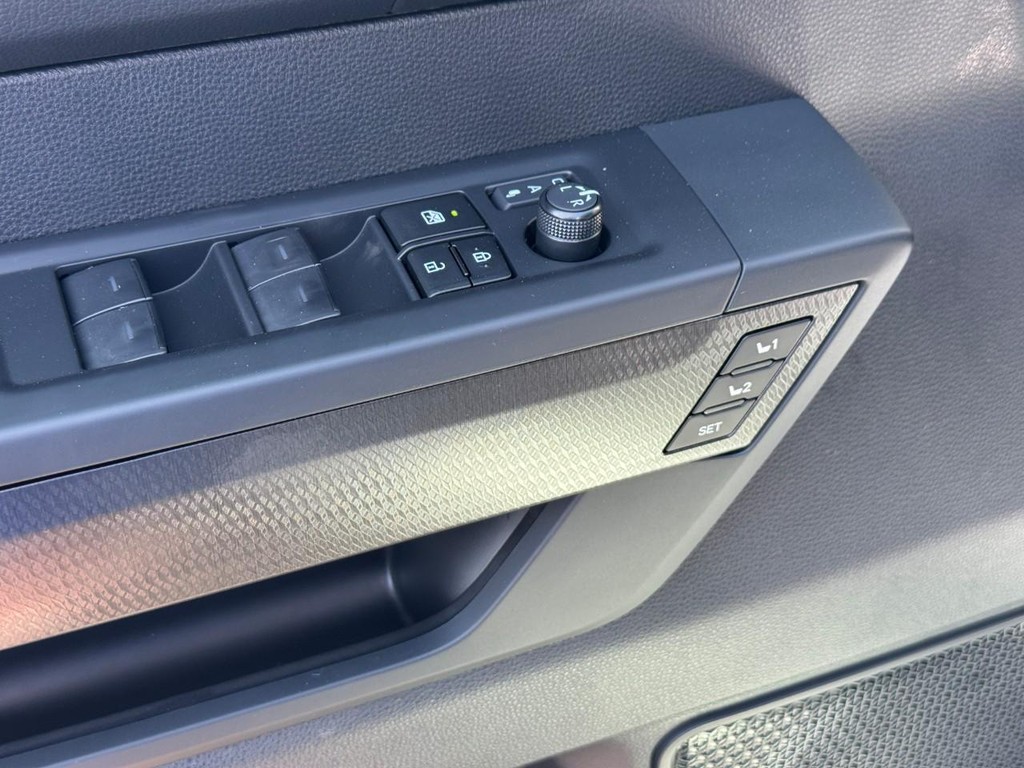 Toyota Sequoia Vehicle Image 13