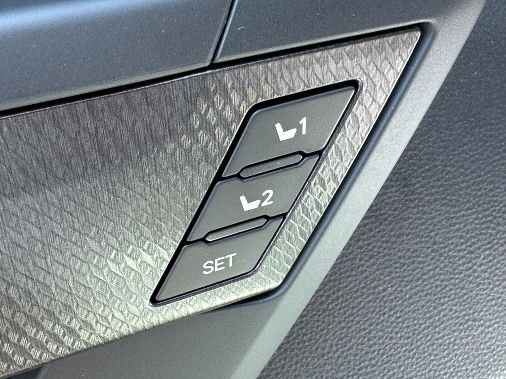 Toyota Sequoia Vehicle Image 14