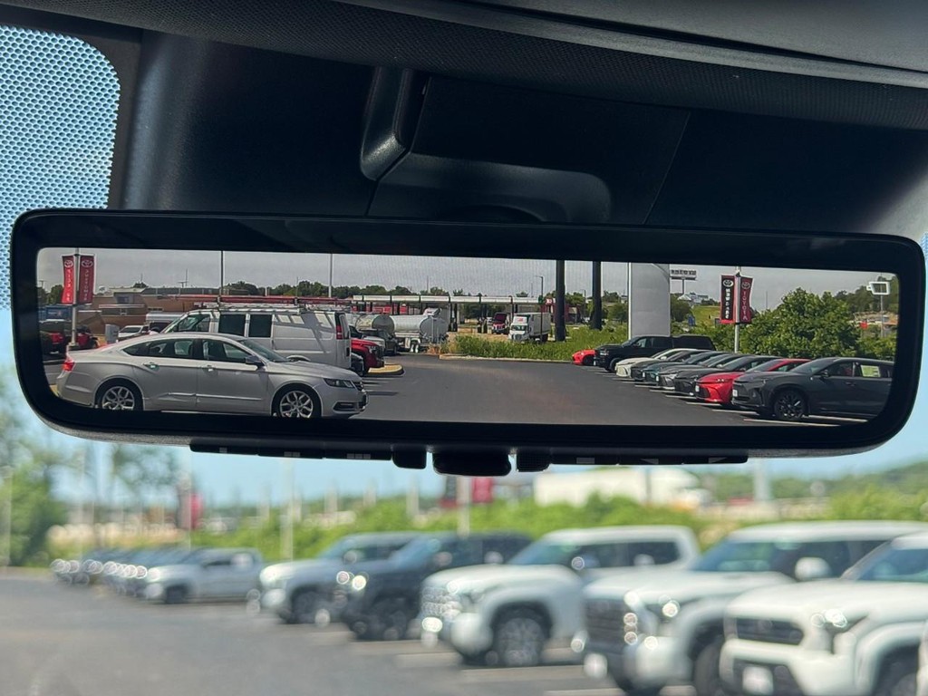 Toyota Sequoia Vehicle Image 19