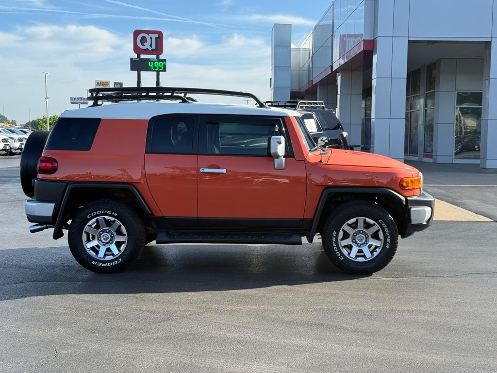 Toyota FJ Cruiser Vehicle Image 2