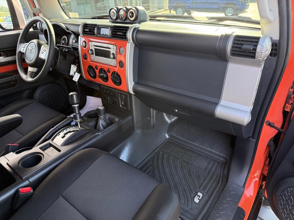 Toyota FJ Cruiser Vehicle Image 11