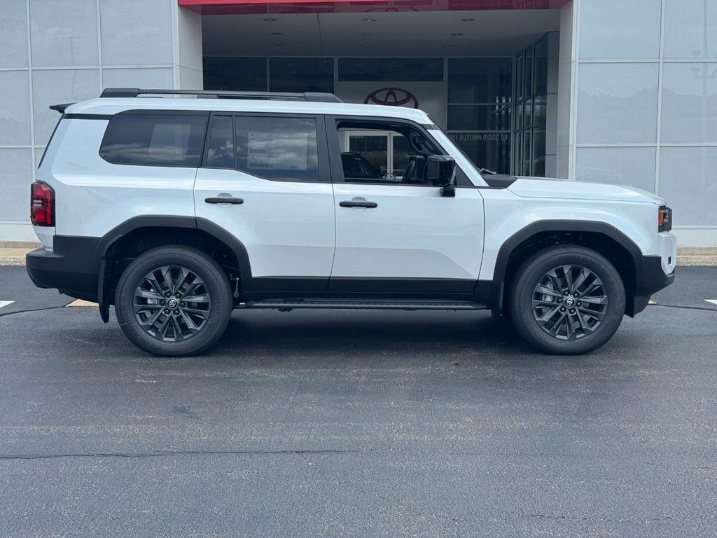 Toyota Land Cruiser Vehicle Image 2