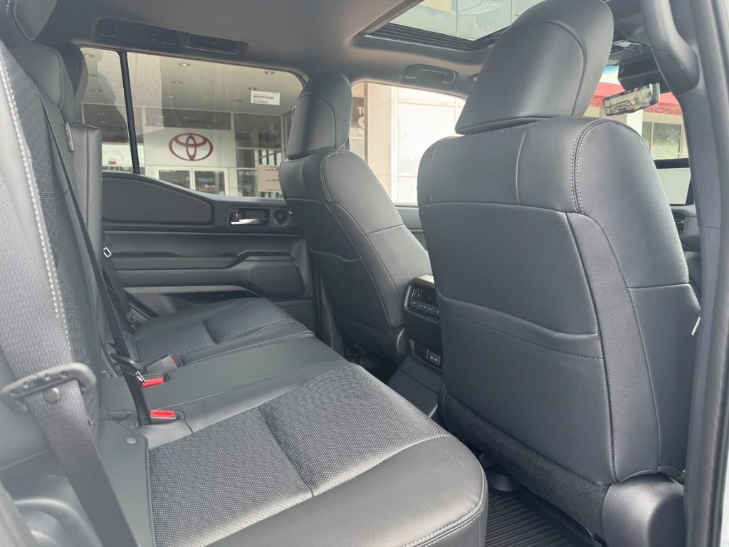 Toyota Land Cruiser Vehicle Image 6