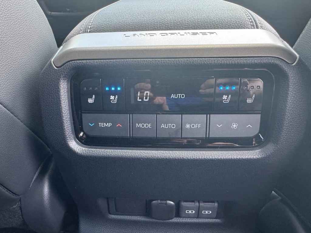 Toyota Land Cruiser Vehicle Image 7