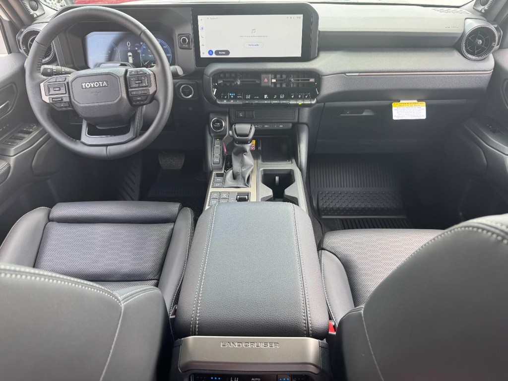 Toyota Land Cruiser Vehicle Image 8