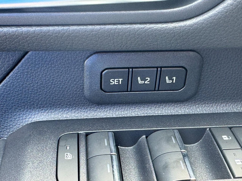 Toyota Land Cruiser Vehicle Image 14