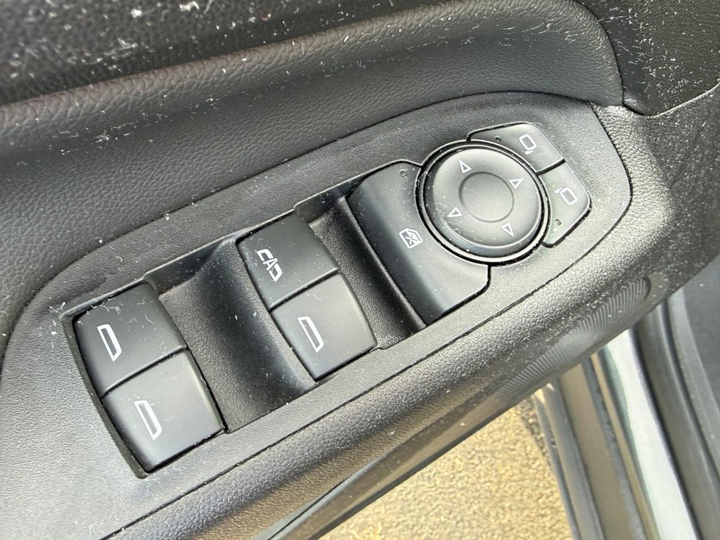Chevrolet Equinox Vehicle Full-screen Gallery Image 16