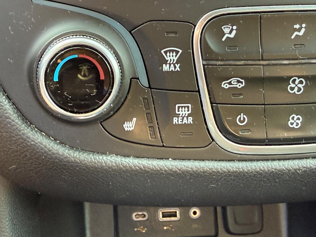 Chevrolet Equinox Vehicle Full-screen Gallery Image 23