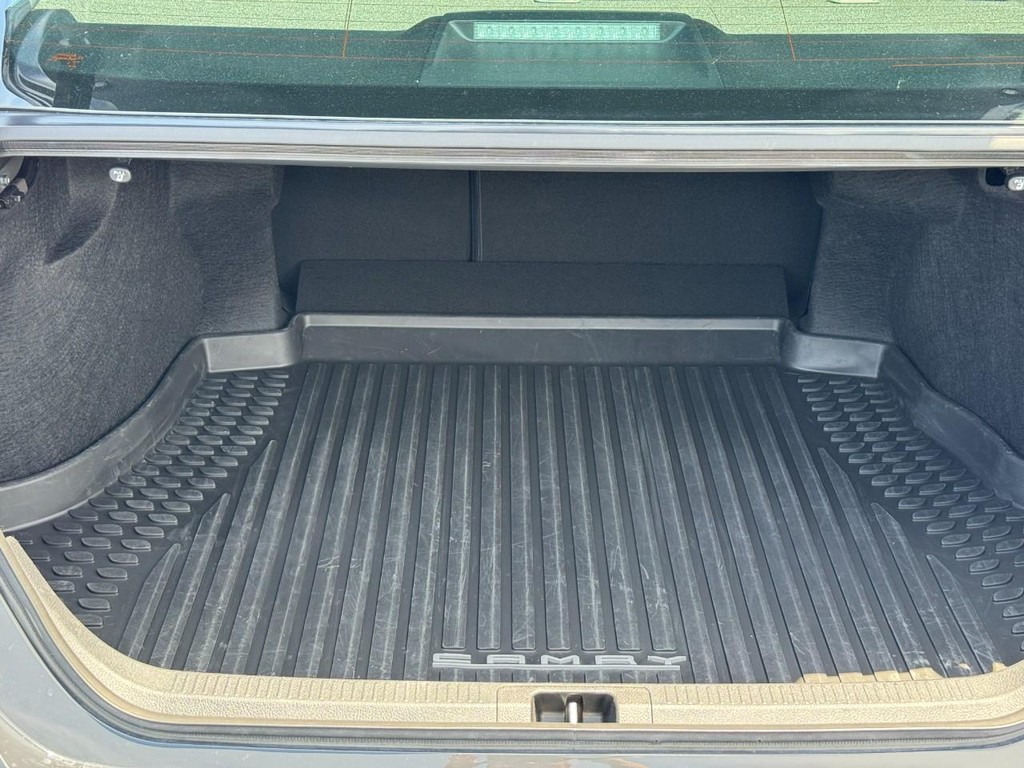Toyota Camry Vehicle Image 6