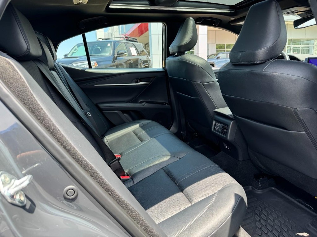 Toyota Camry Vehicle Image 12