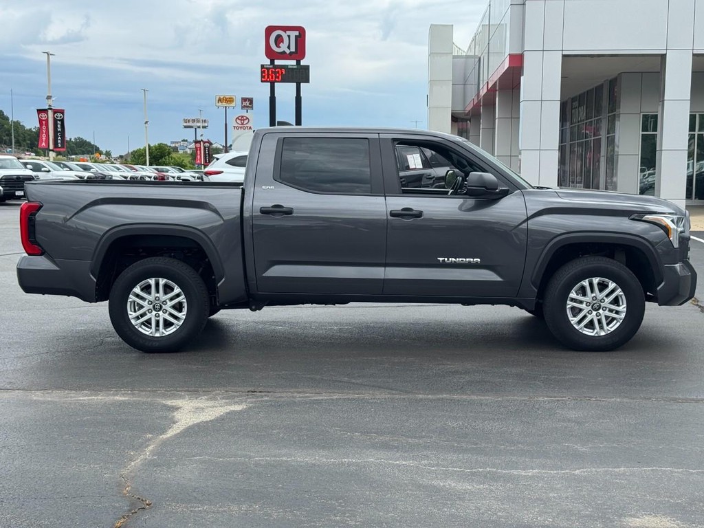 Toyota Tundra 4WD Vehicle Image 2