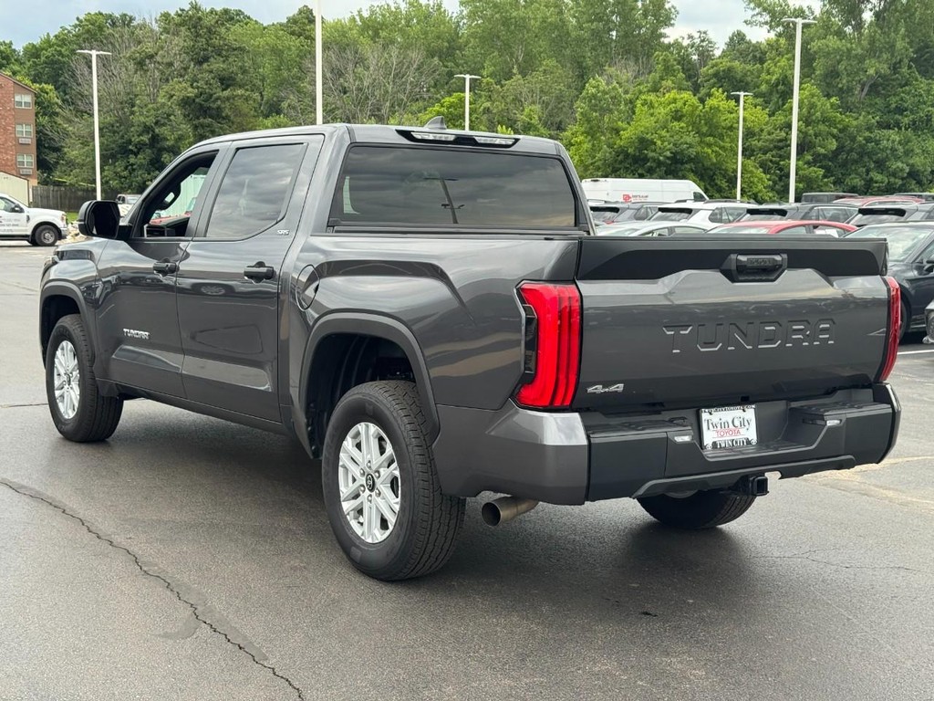 Toyota Tundra 4WD Vehicle Image 6