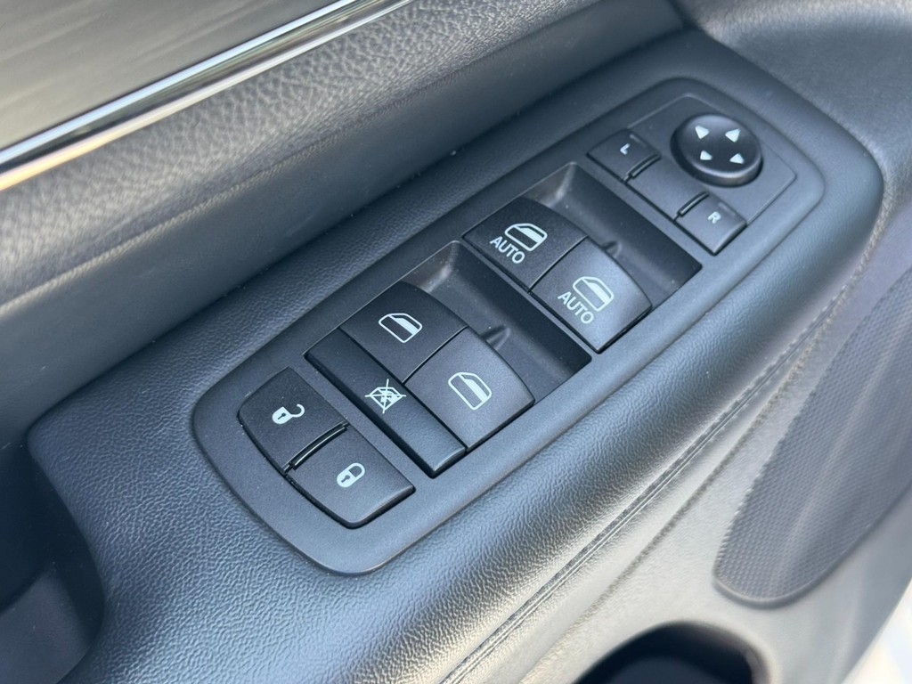 Jeep Grand Cherokee Vehicle Image 16