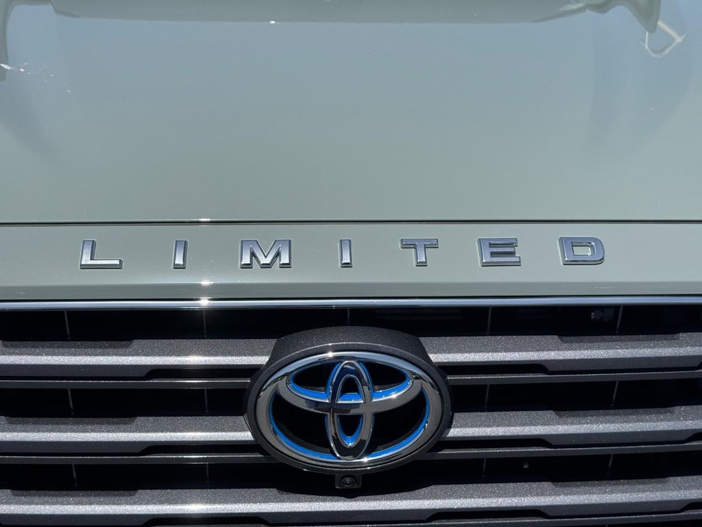 Toyota Sequoia Vehicle Image 13