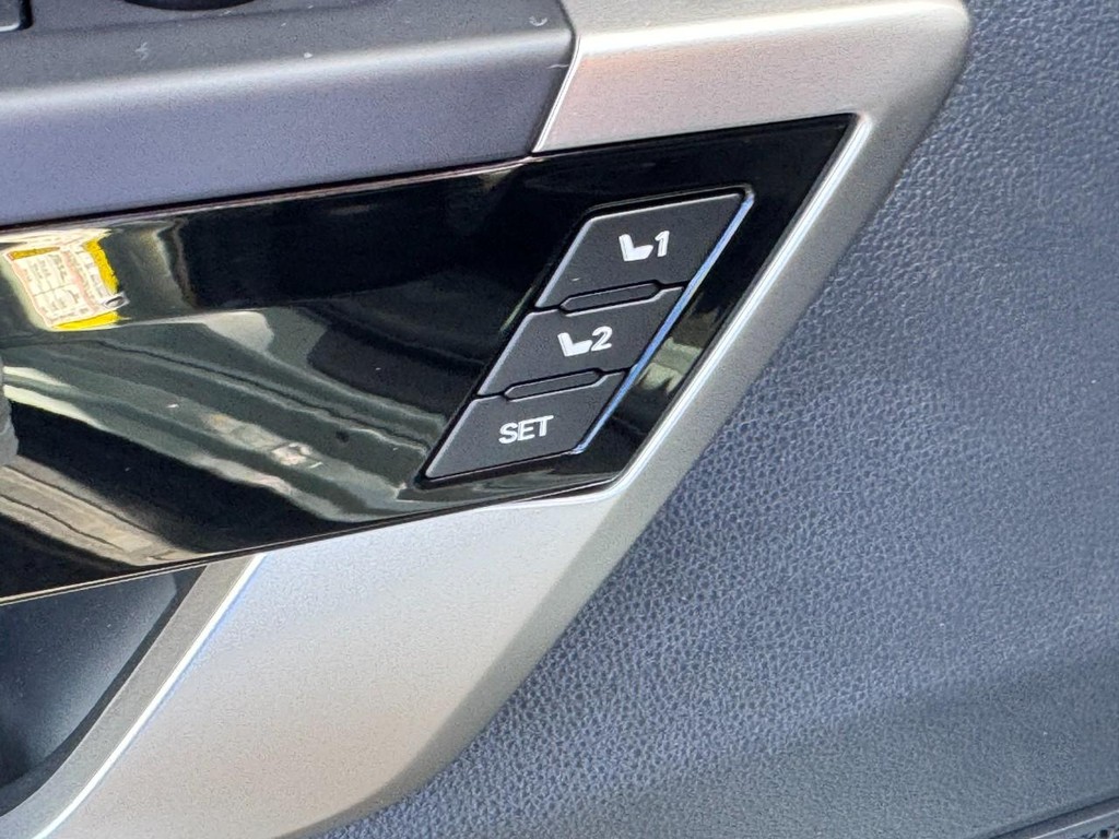 Toyota Sequoia Vehicle Image 23