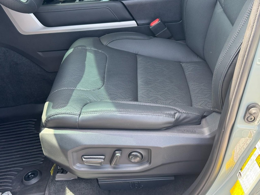 Toyota Sequoia Vehicle Image 24