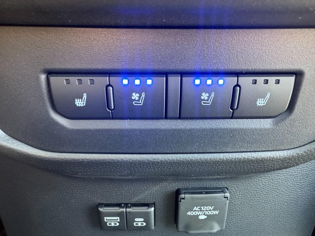 Toyota Tundra 4WD Vehicle Image 7