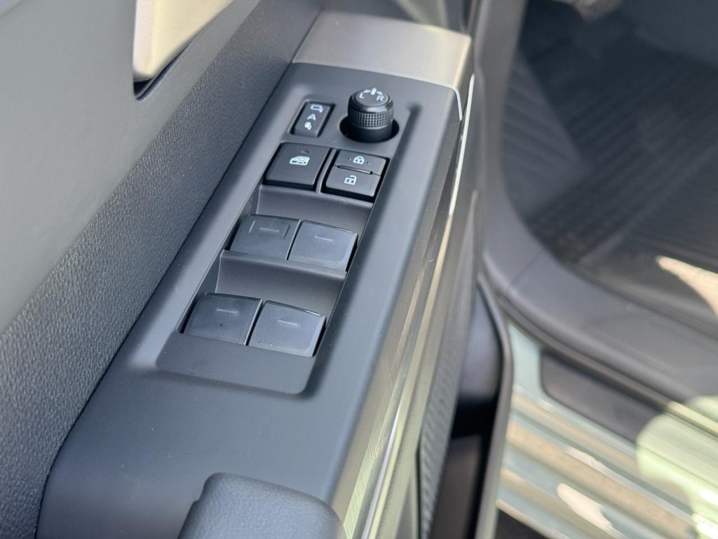 Toyota Tundra 4WD Vehicle Image 12